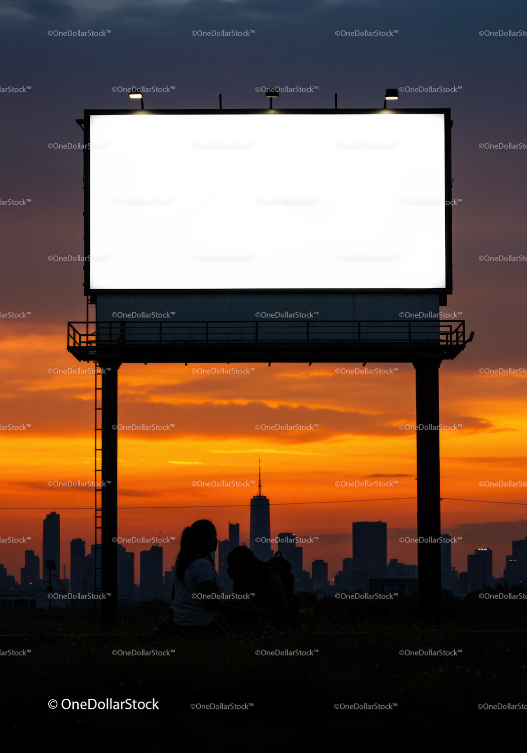 Para siedząca obok pustego billboardu o zachodzącym słońcu
