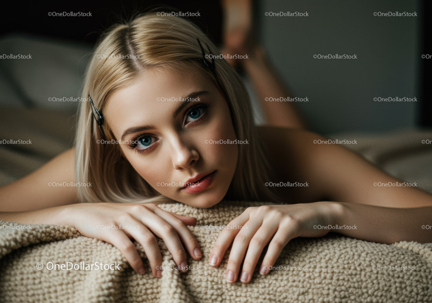 Portret młodej kobiety o blond włosach i jasnoniebieskich oczach relaksującej się na łóżku