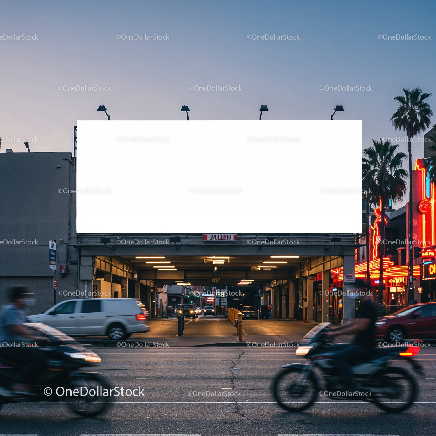 Scena uliczna w mieście z oświetlonym billboardem o zmierzchu