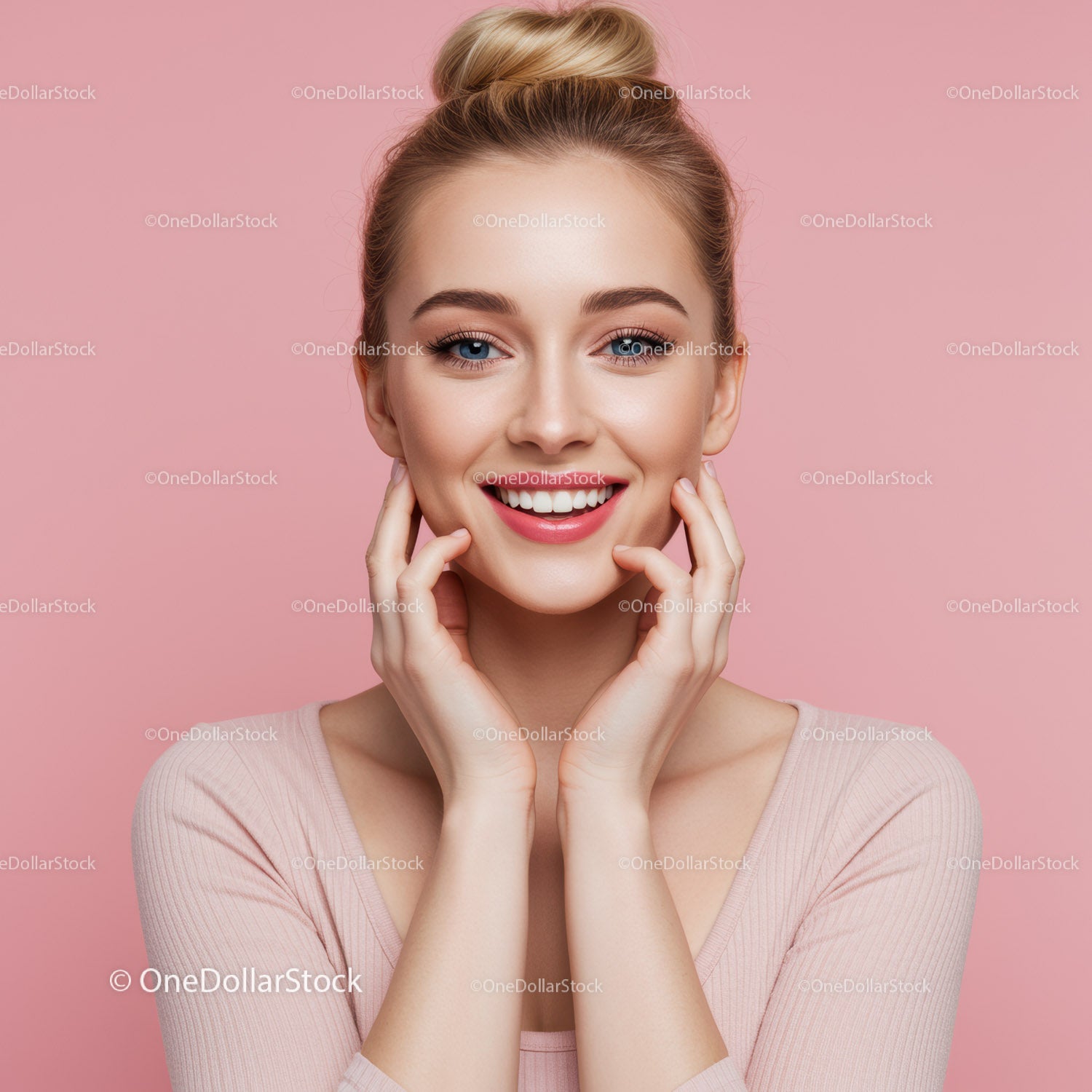 Portret młodej uśmiechniętej kobiety na różowym tle i z blond włosami