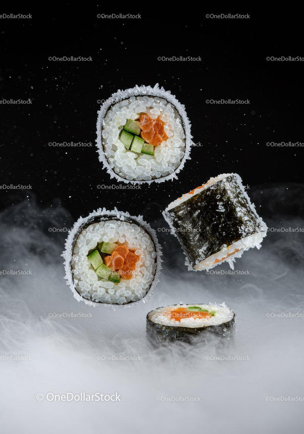 Świeże rolki sushi unoszące się nad dymnym tłem