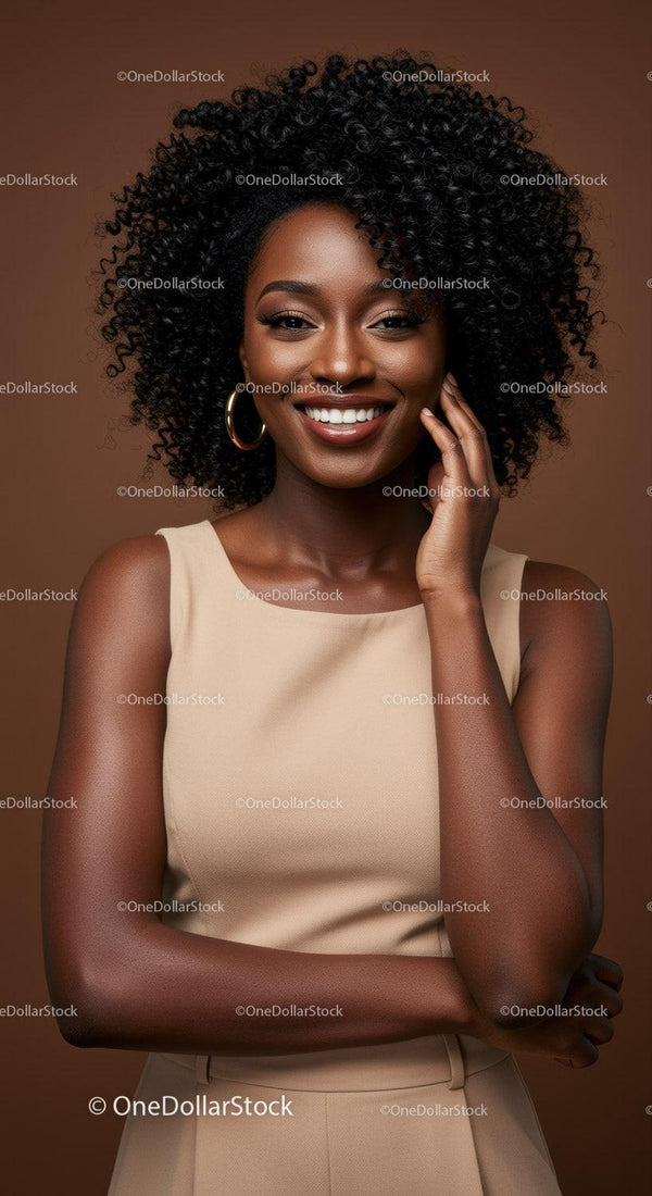 Portret uśmiechniętej eleganckiej Afroamerykanki z kręconymi włosami