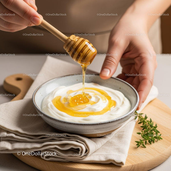 Świeży jogurt z złotym miodem w nowoczesnej kuchni
