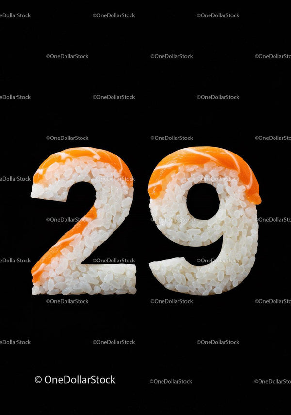 Liczba 29 wykonana z ryżu do sushi i plasterków łososia