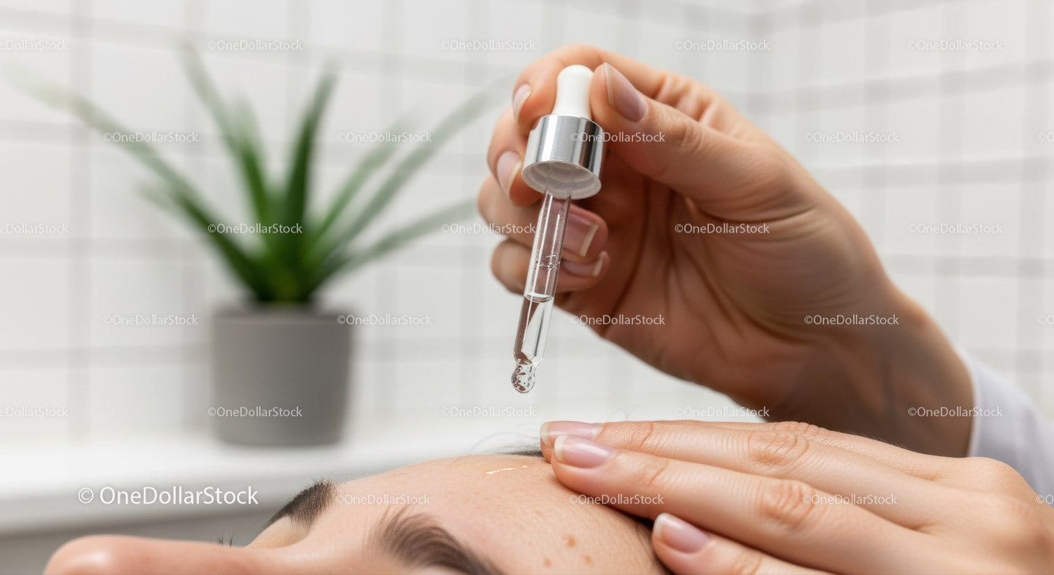 Kobieta otrzymująca serum do twarzy za pomocą dozownika kropelkowego