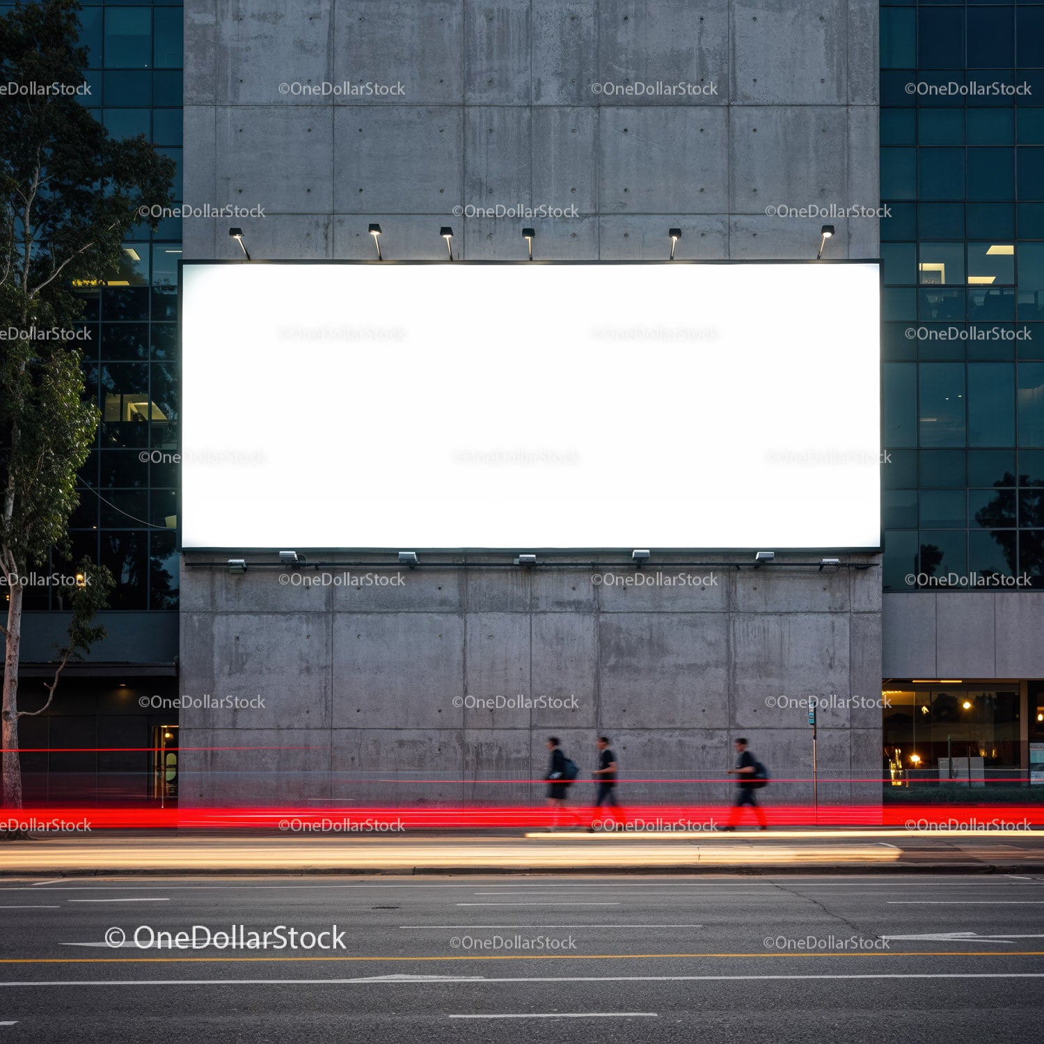 Scena uliczna w mieście z dużym, pustym billboardem o zmierzchu
