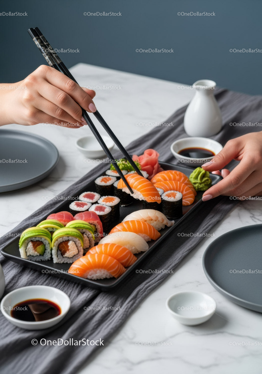 Świeży talerz sushi z łososiem sashimi i rolkami na czarnym talerzu
