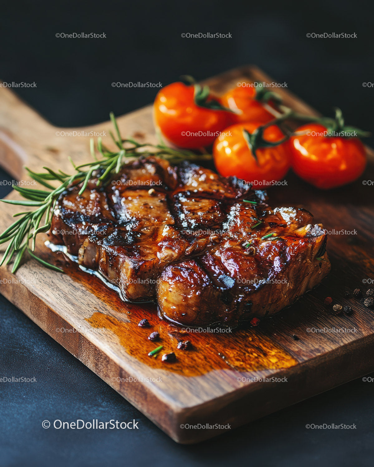 Soczysty grillowany stek z pomidorkami koktajlowymi i świeżymi ziołami