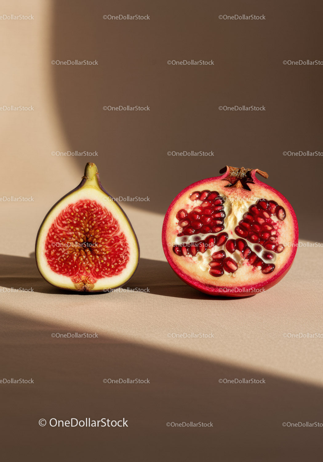 Świeże połówki fig i granatu na beżowym tle