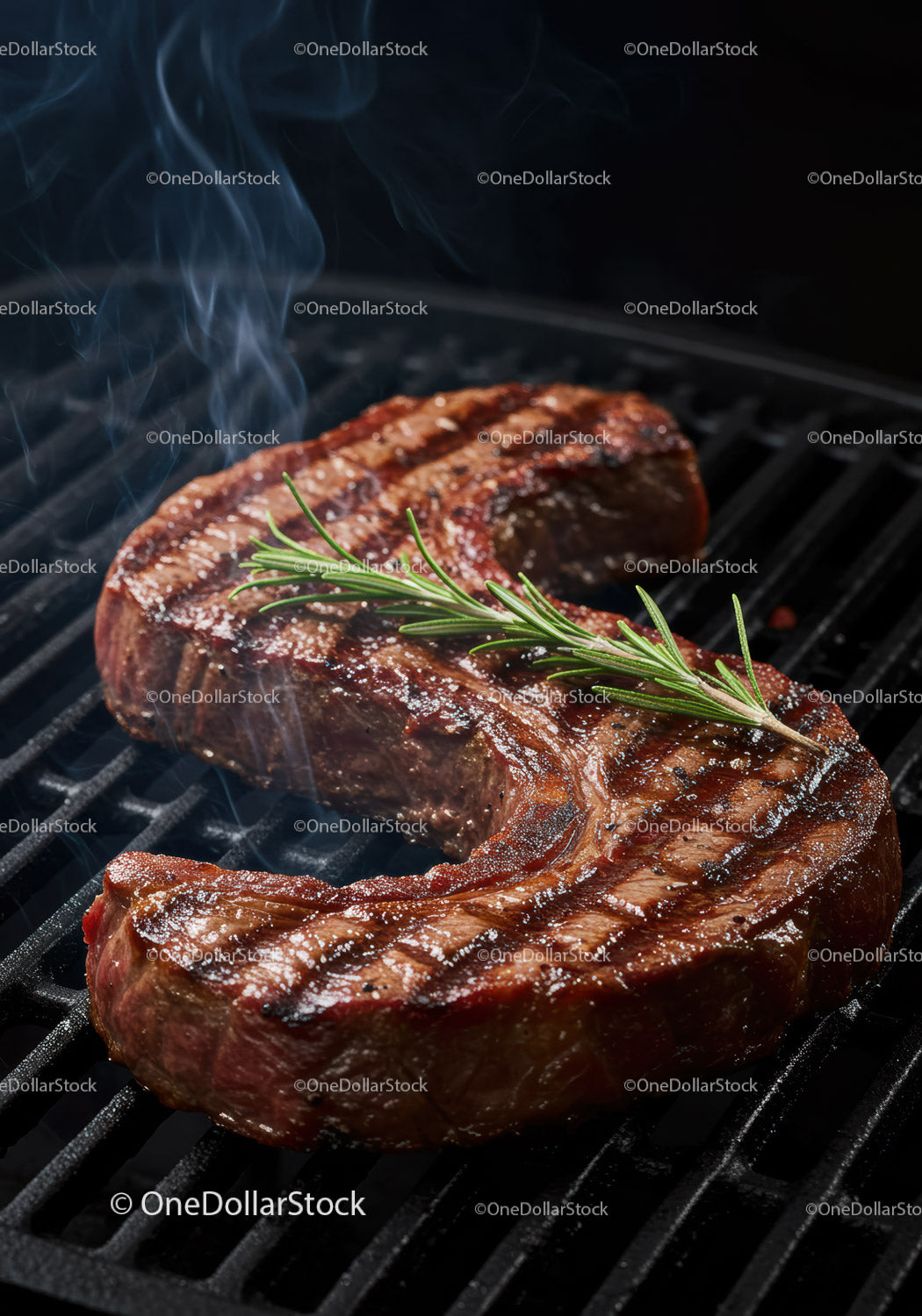Soczysty grillowany stek T-bone ze świeżym rozmarynem