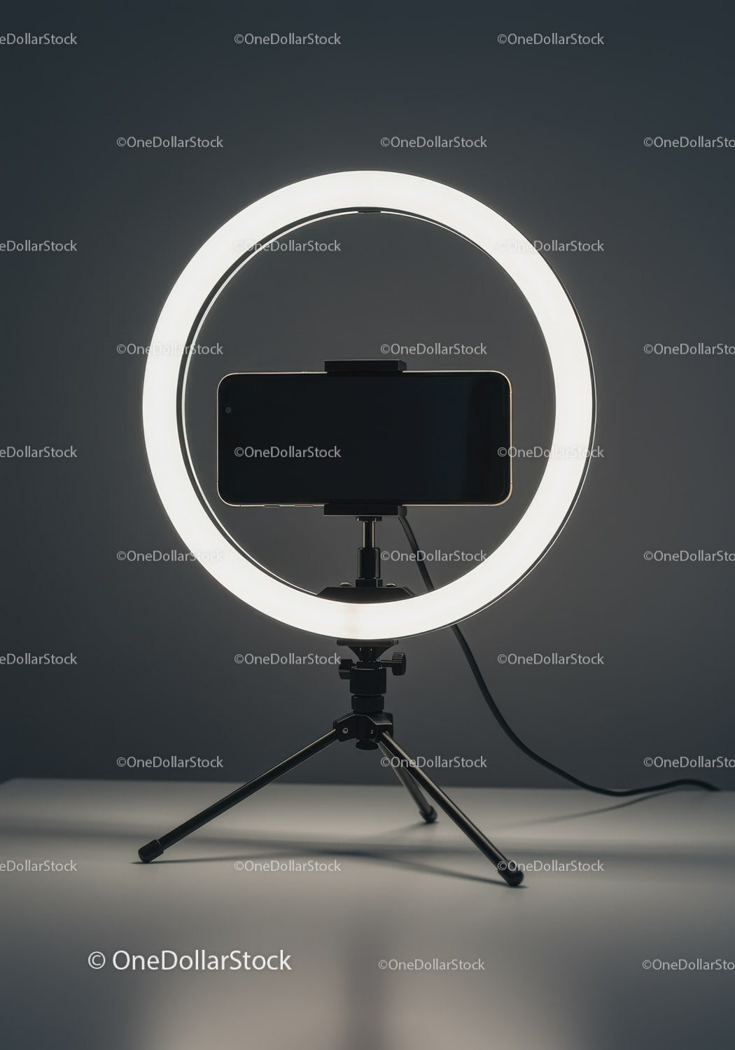 Lampa pierścieniowa ze smartfonem na statywie do profesjonalnej fotografii