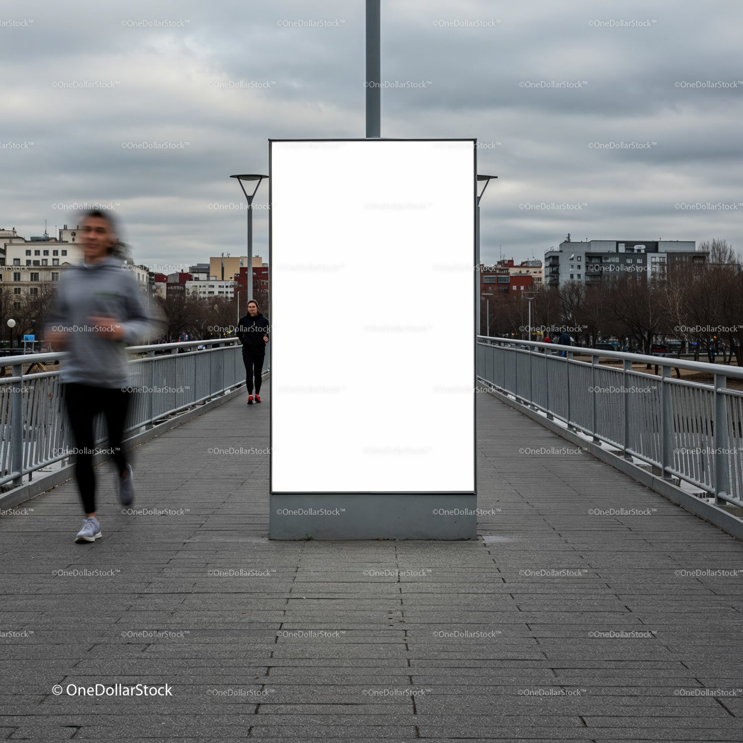 Pusty miejski billboard na miejskim moście dla pieszych