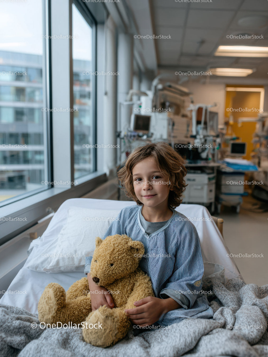 Małe dziecko w szpitalnym łóżku trzymające pluszowego misia na oddziale pediatrycznym