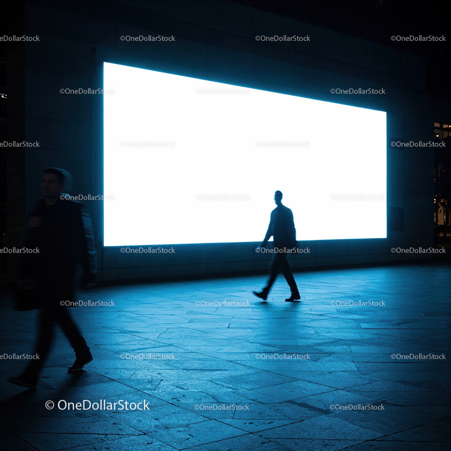 Sylwetki przechodzące nocą obok jasnych miejskich billboardów