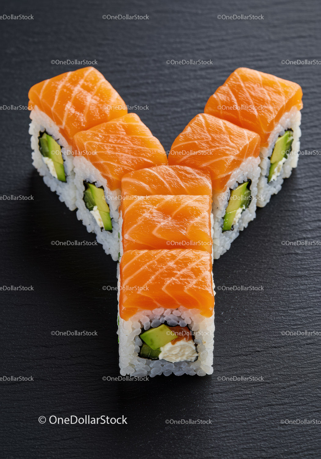 Świeże rolki sushi z łososiem i awokado na czarnym łupku