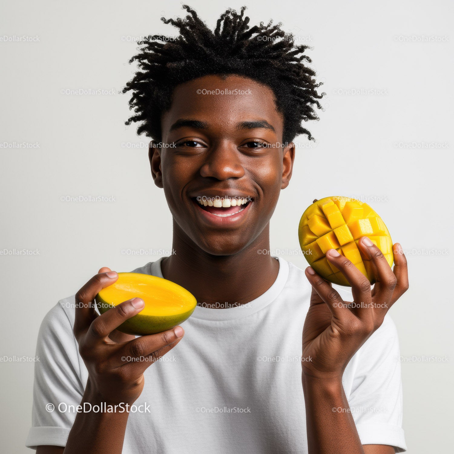 Uśmiechnięty młody mężczyzna trzymający świeże mango i połówki mango