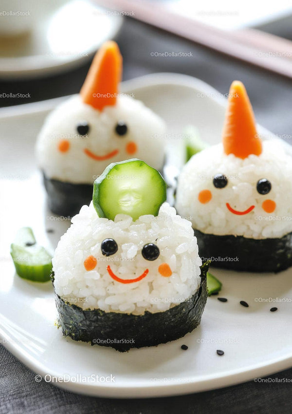 Urocze babeczki sushi z marchewkowymi kapeluszami i ogórkowymi twarzami