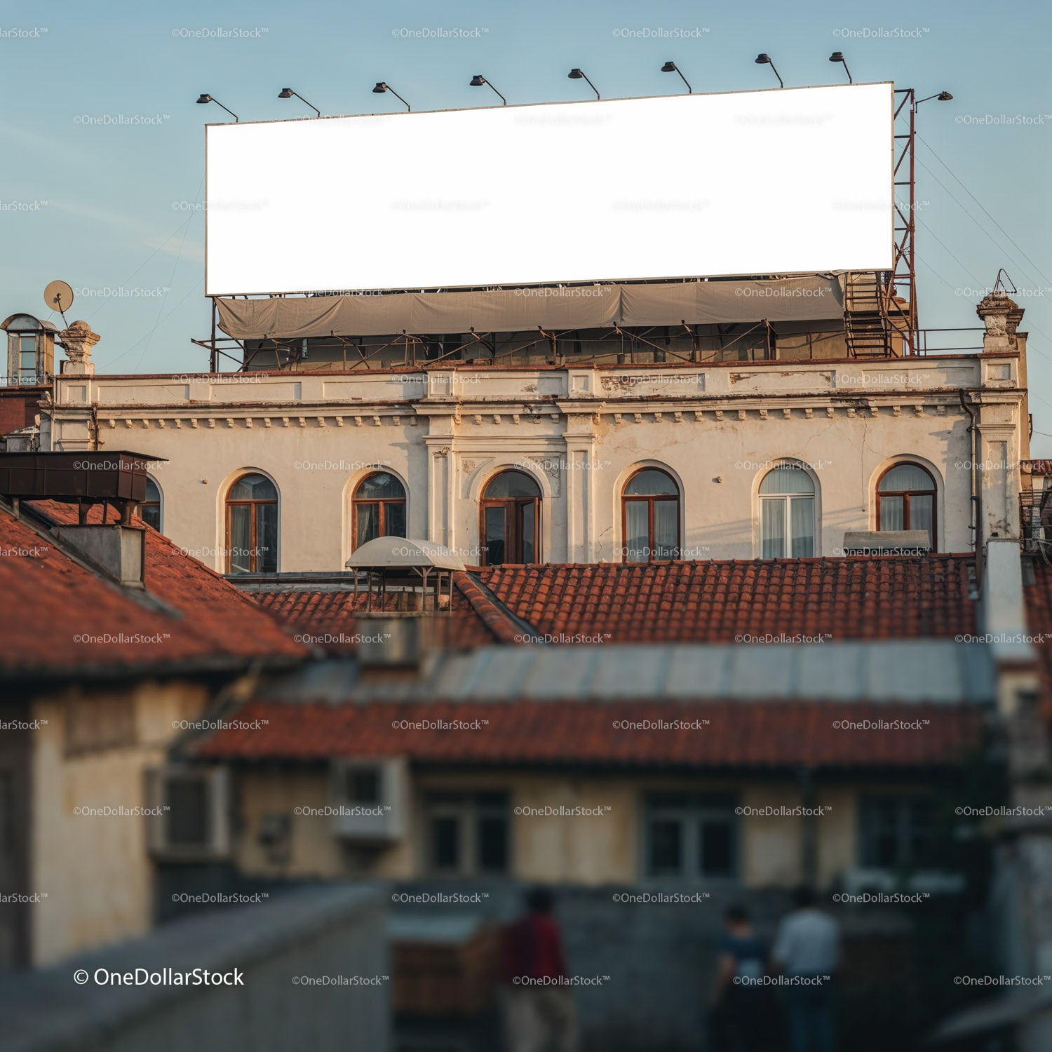 Pusty billboard nad zabytkowym dachem miejskiej architektury