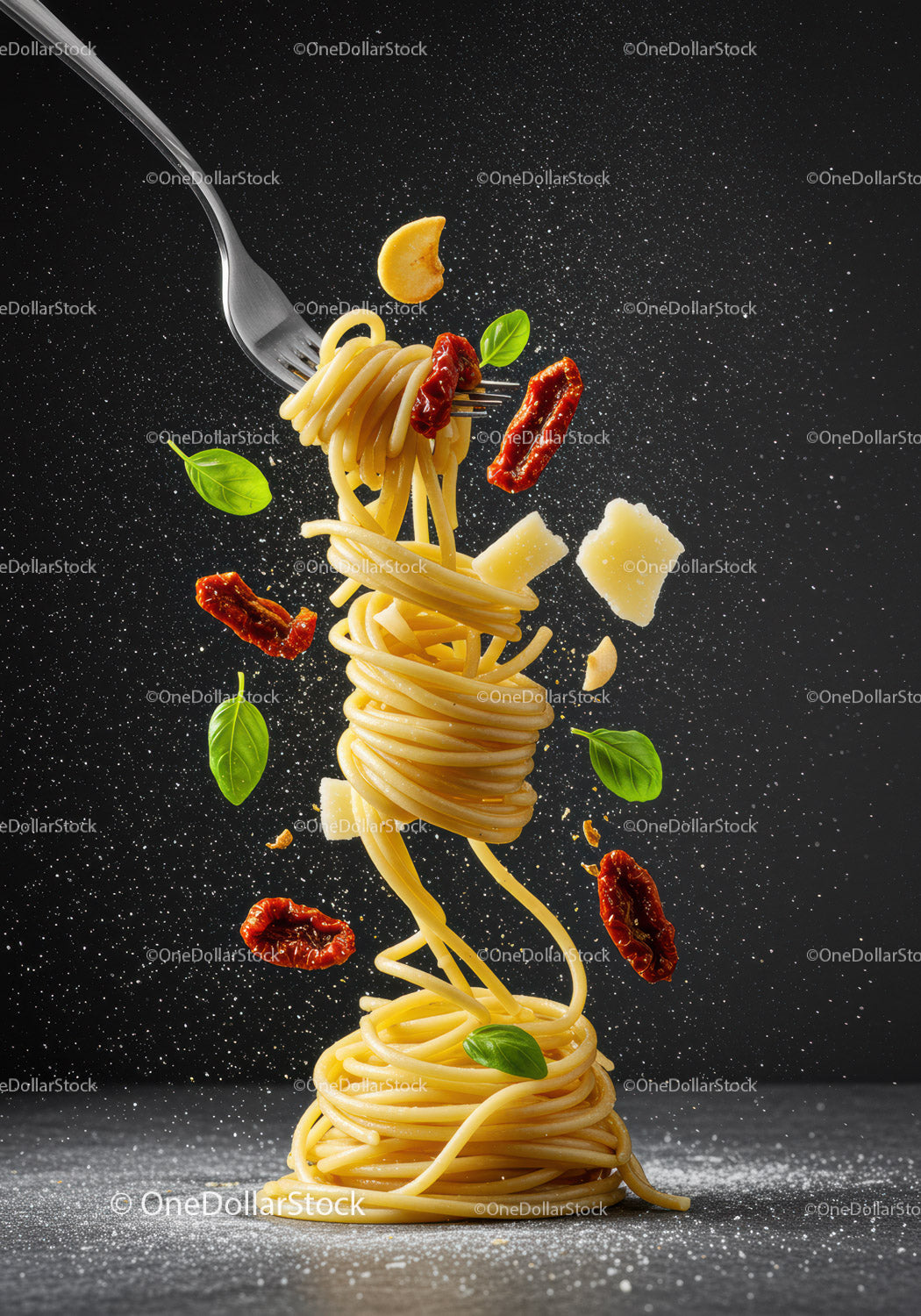 Spaghetti z kręcącym się widelcem, bazylią i suszonymi pomidorami