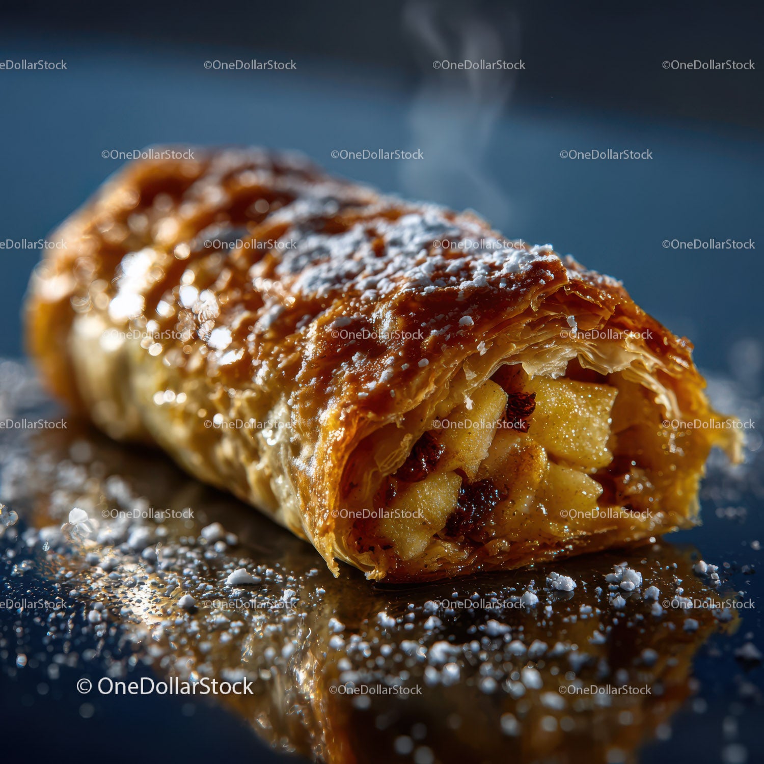 Strudel jabłkowy ze złotym ciastem francuskim i słodkim nadzieniem jabłkowym