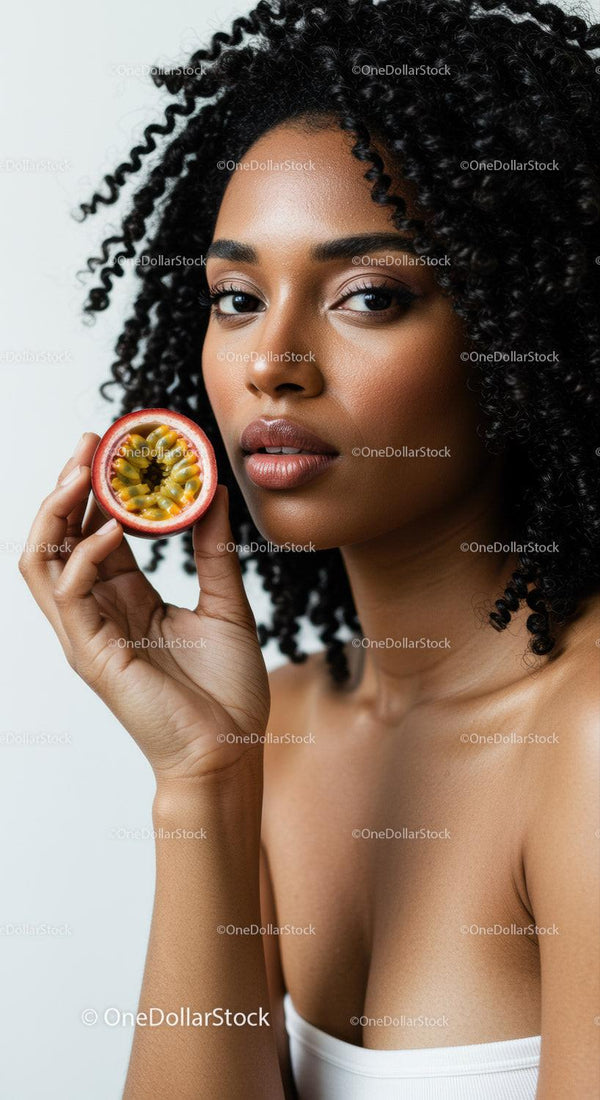 Portret Afroamerykańskiej Kobiety z Kręconymi Włosami Trzymającej Marakuję