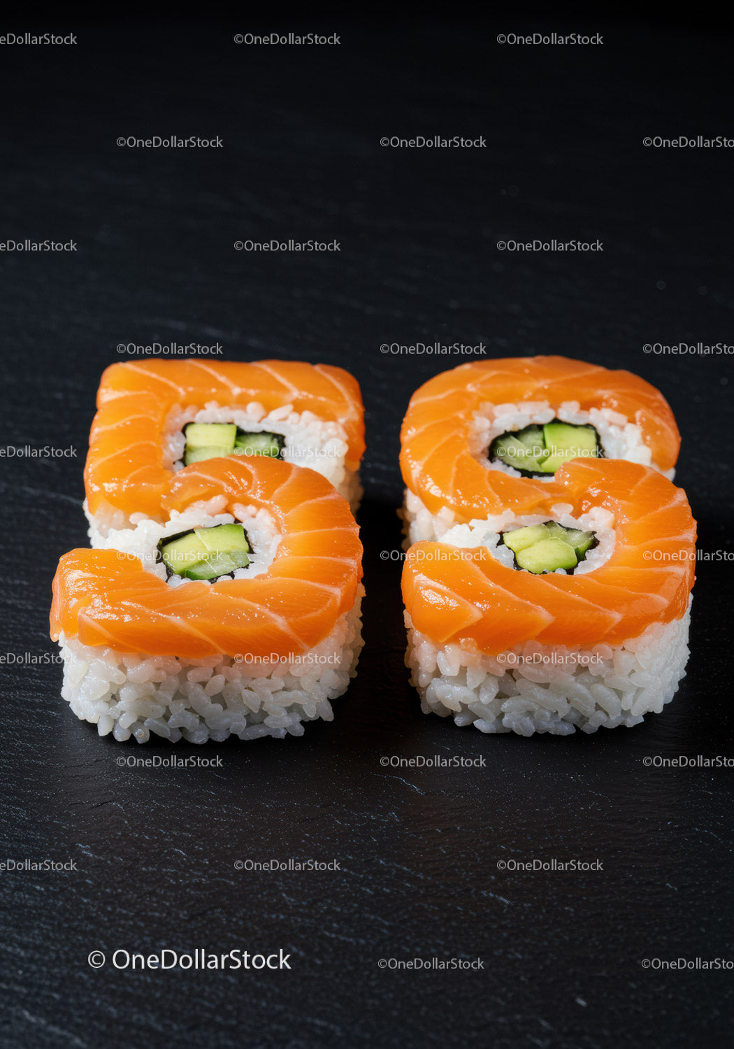 Świeże rolki sushi z łososiem i nadzieniem z plasterków ogórka