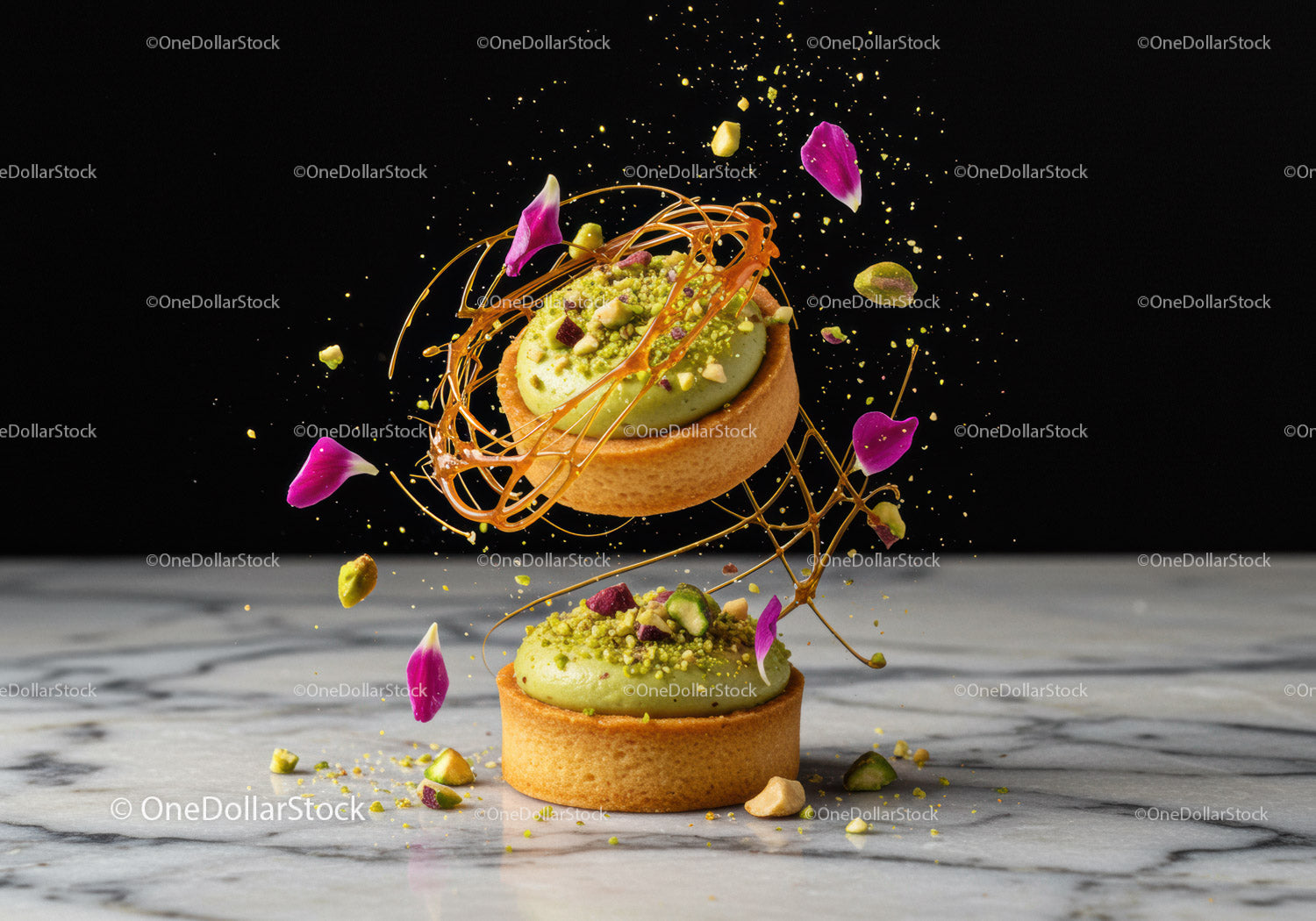 Elegancka tarta pistacjowa z karmelem i płatkami kwiatów