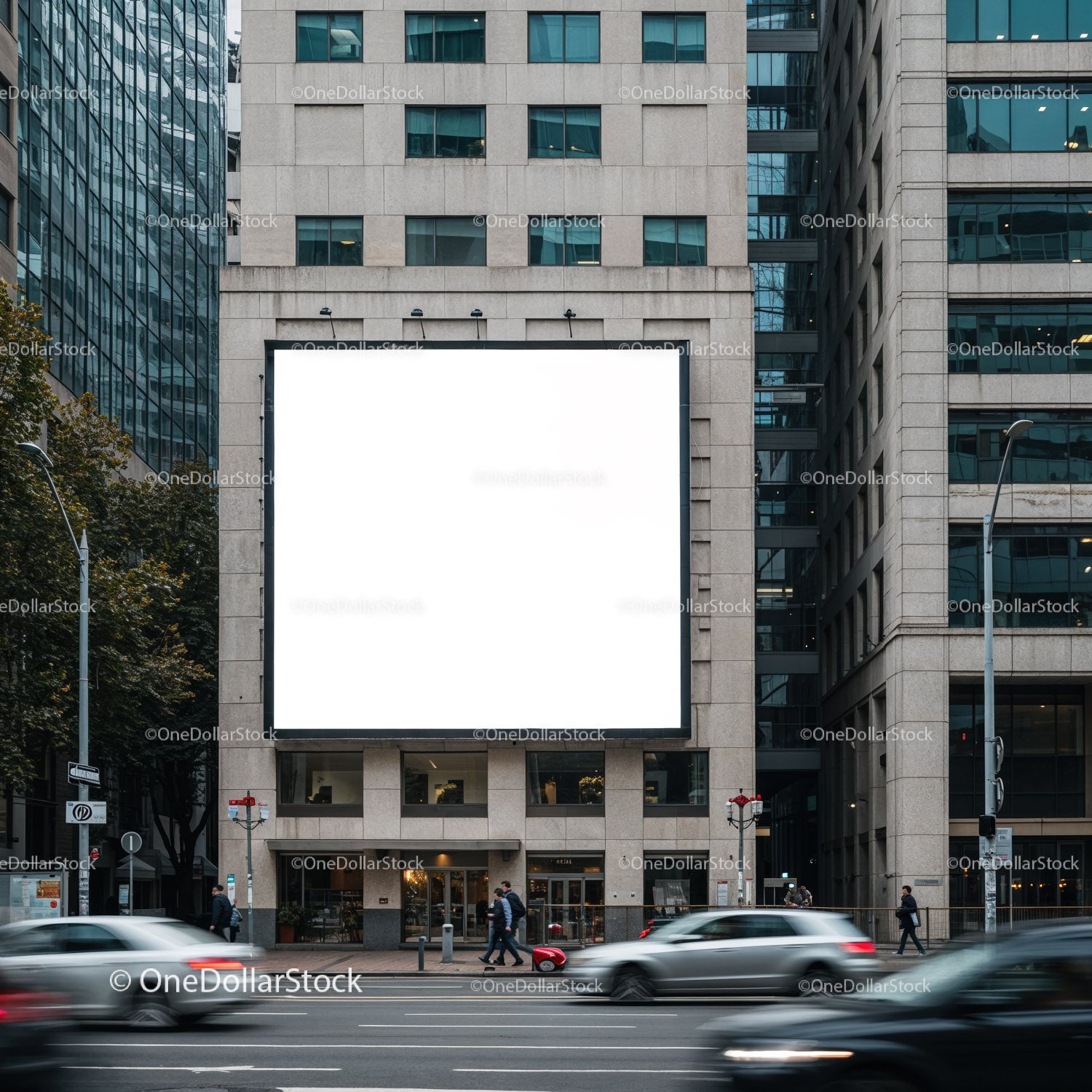Pusta tablica reklamowa na budynku biurowym w mieście z ruchem ulicznym