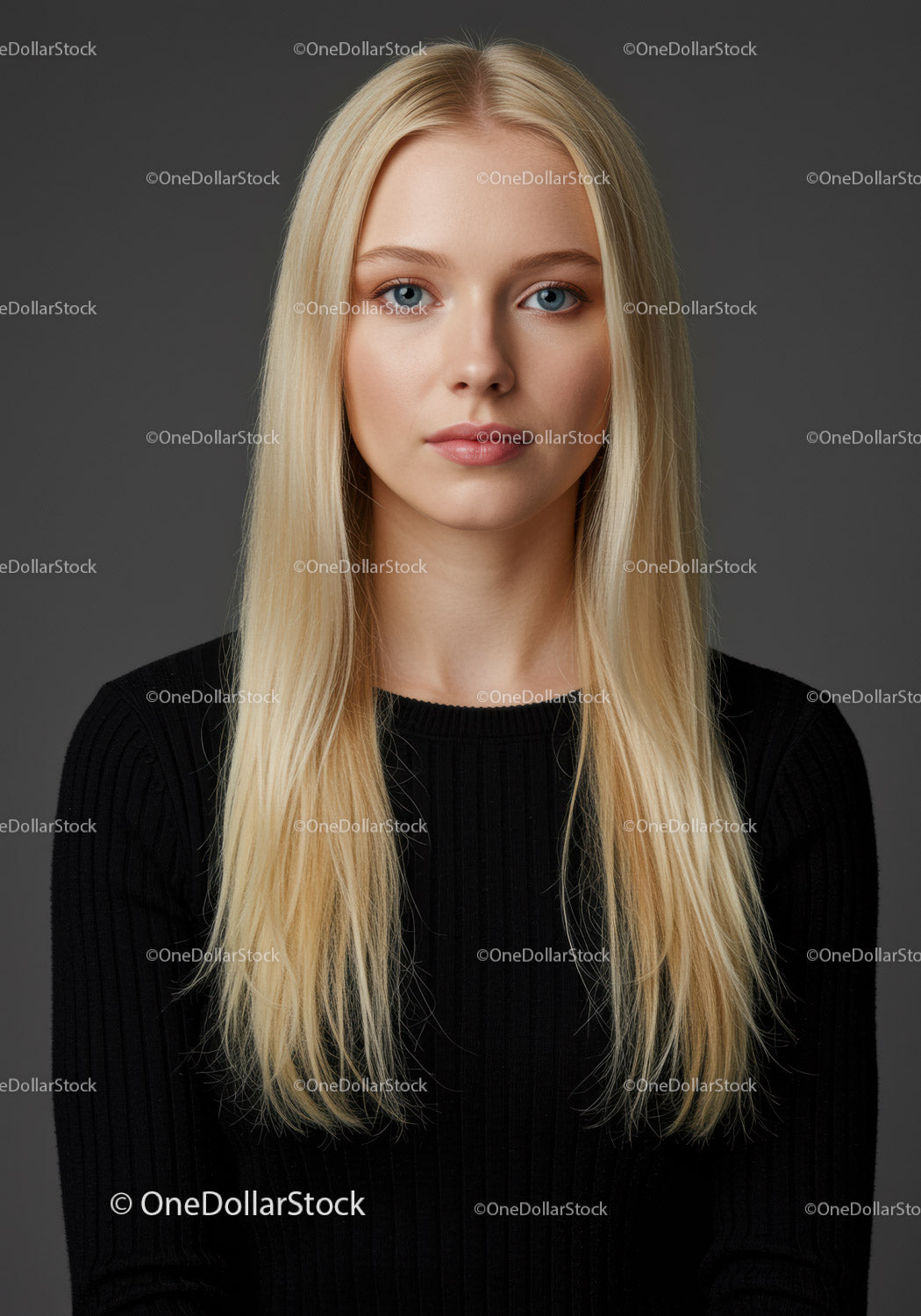 Portret spokojnej blondynki w czarnym swetrze