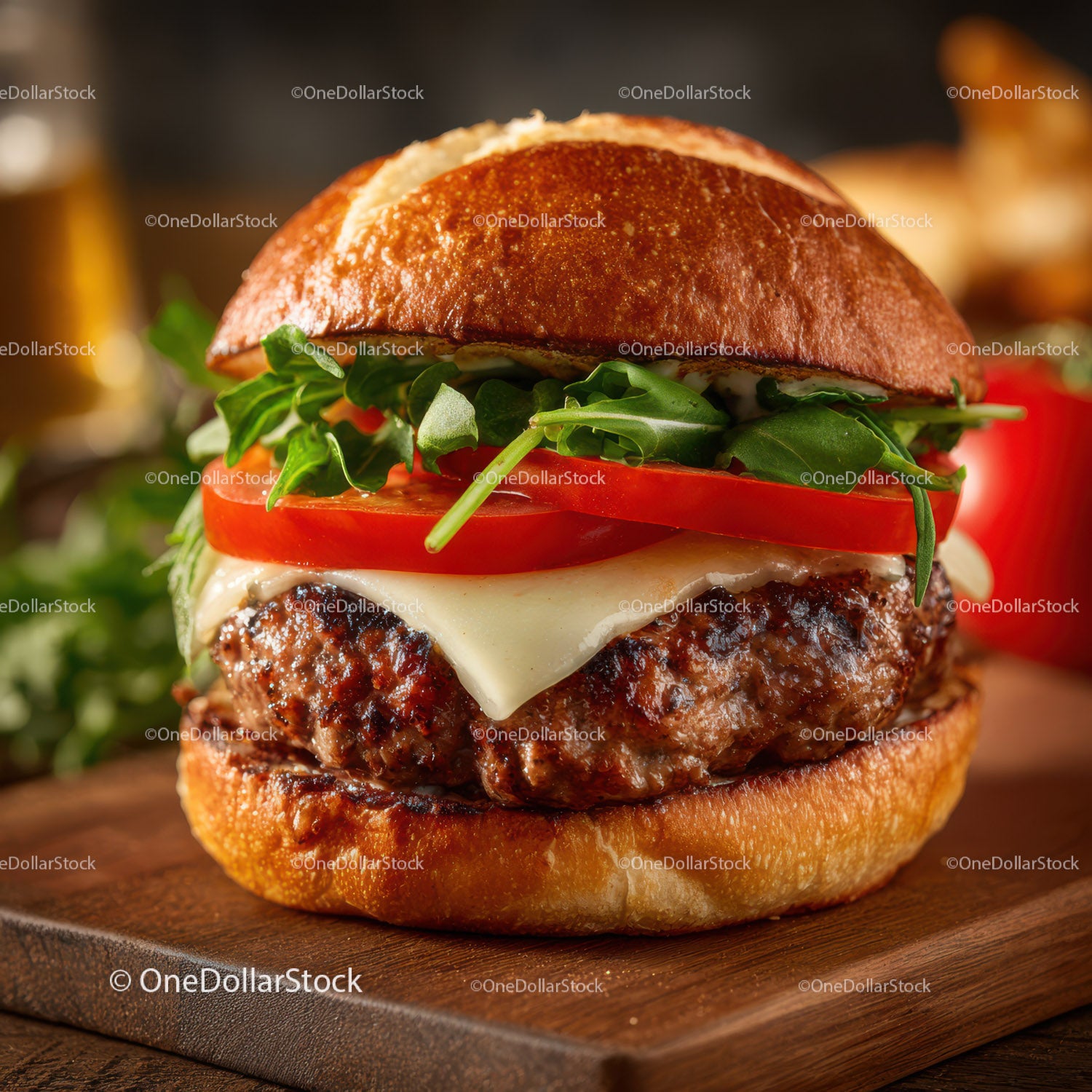 Soczysty cheeseburger gourmet ze świeżymi warzywami i roztopionym serem