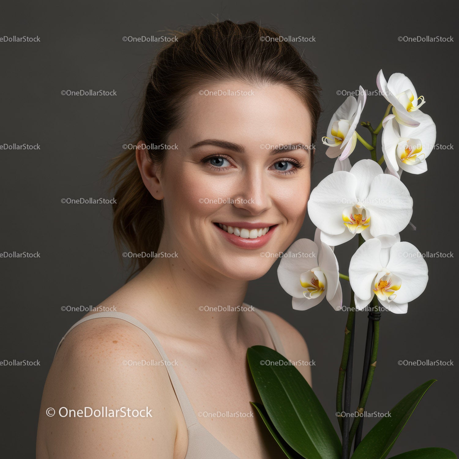 Elegancka kobieta z białymi orchideami na portrecie studyjnym