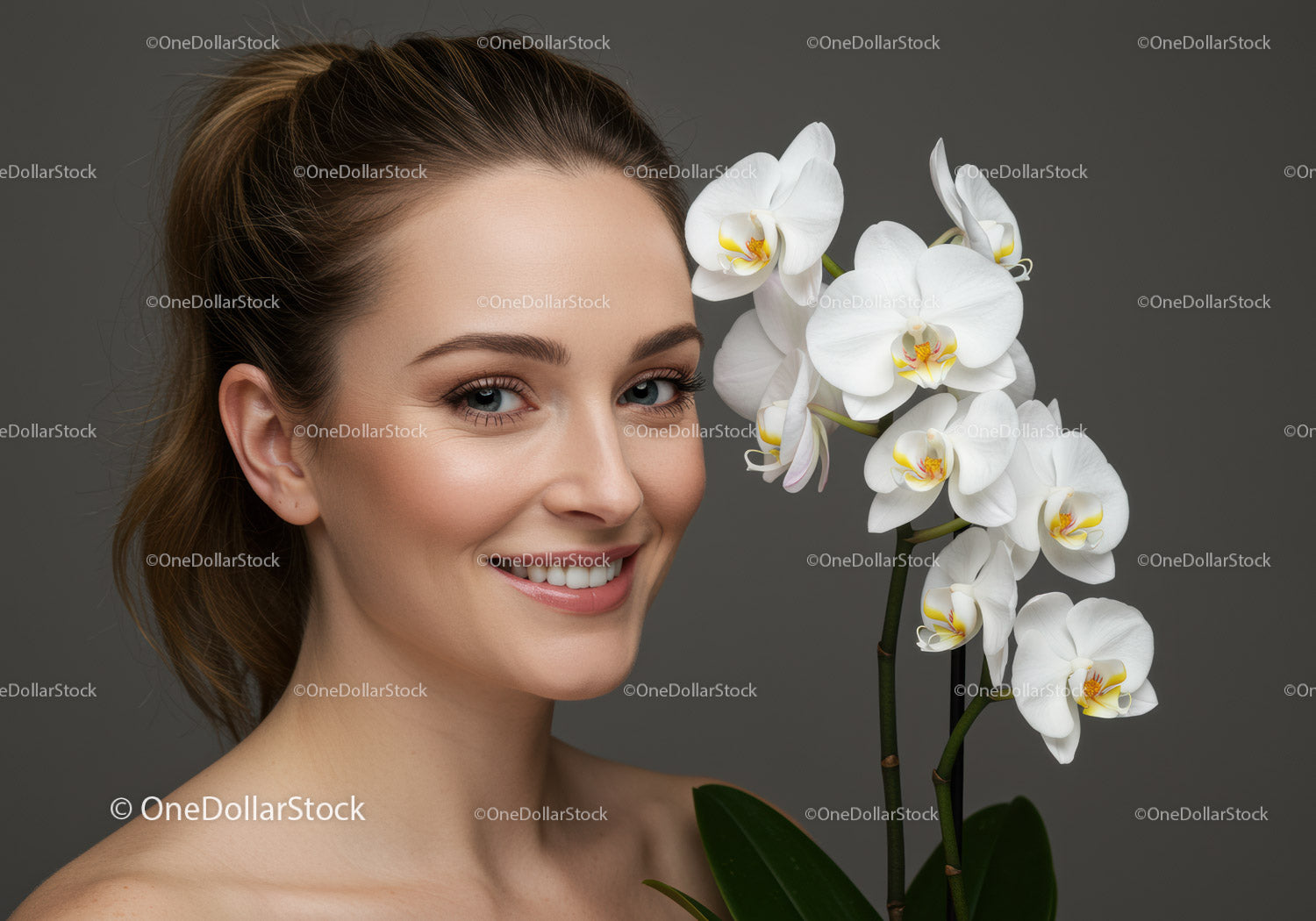Elegancka kobieta z białymi kwiatami orchidei – portret dla urody i dobrego samopoczucia