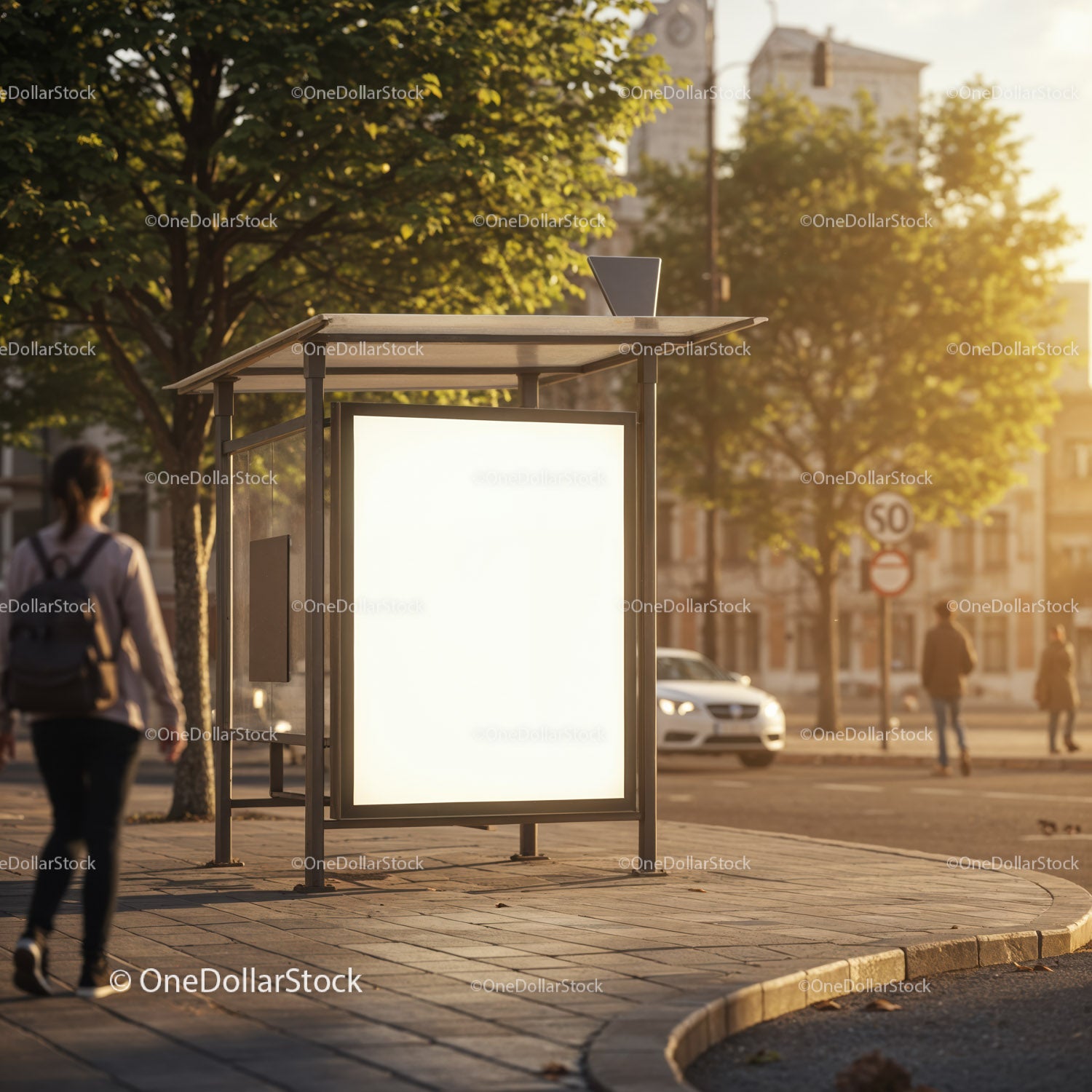 Przystanek autobusowy z pustym billboardem o złotej godzinie