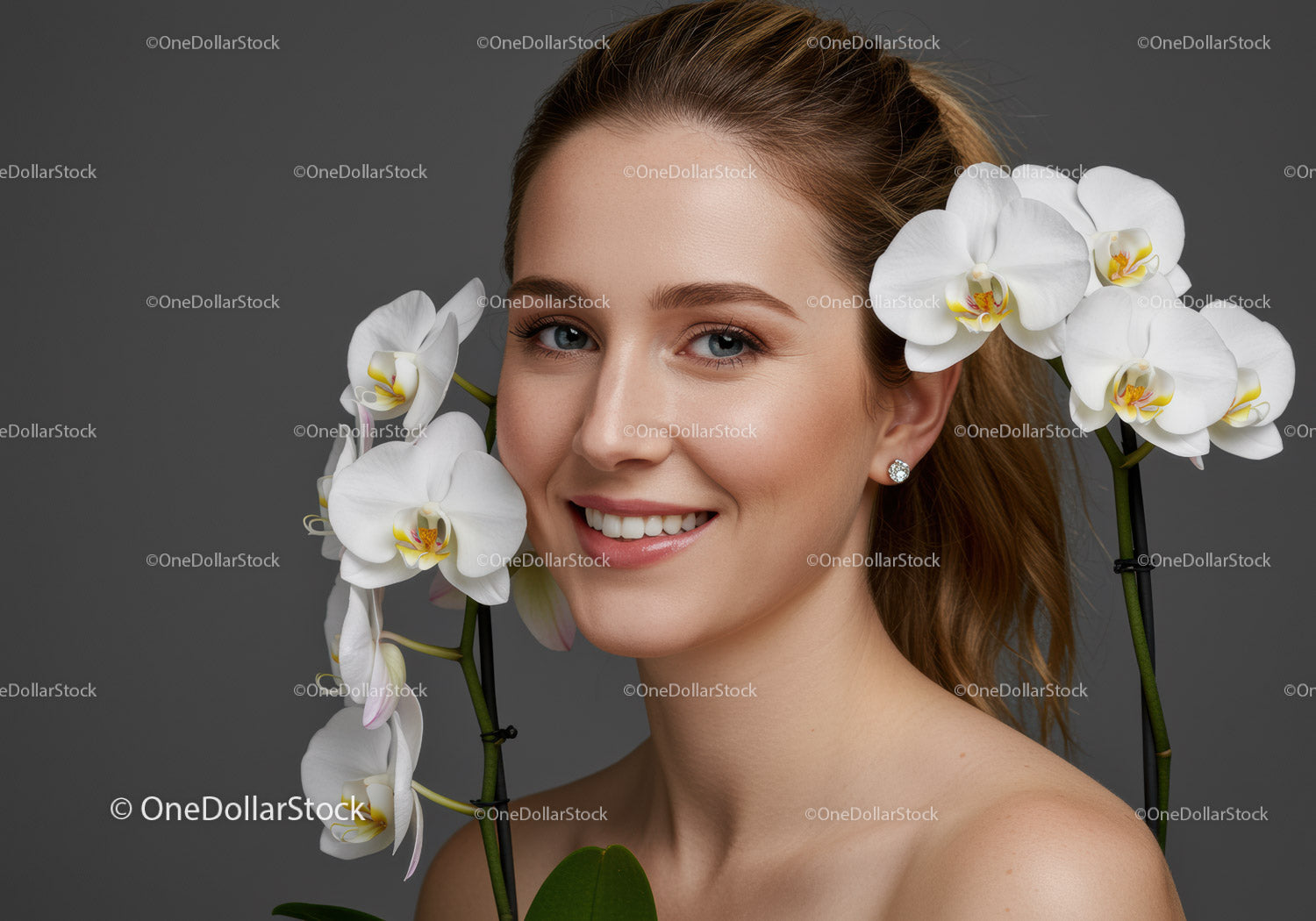 Elegancka kobieta z białymi orchideami na szarym tle