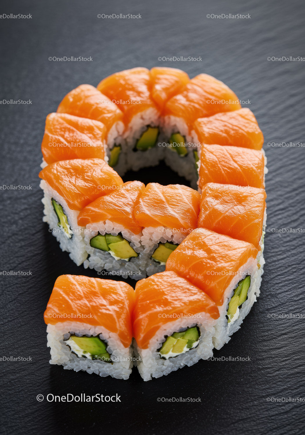 Rolki sushi z łososiem i awokado ułożone w kształt cyfry dziewięć