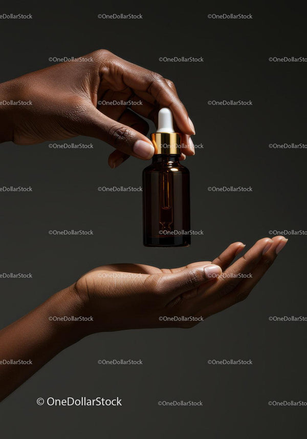 Elegancka Bursztynowa Butelka z Zakraplaczem z Serum do Pielęgnacji Skóry na Ciemnym Tle