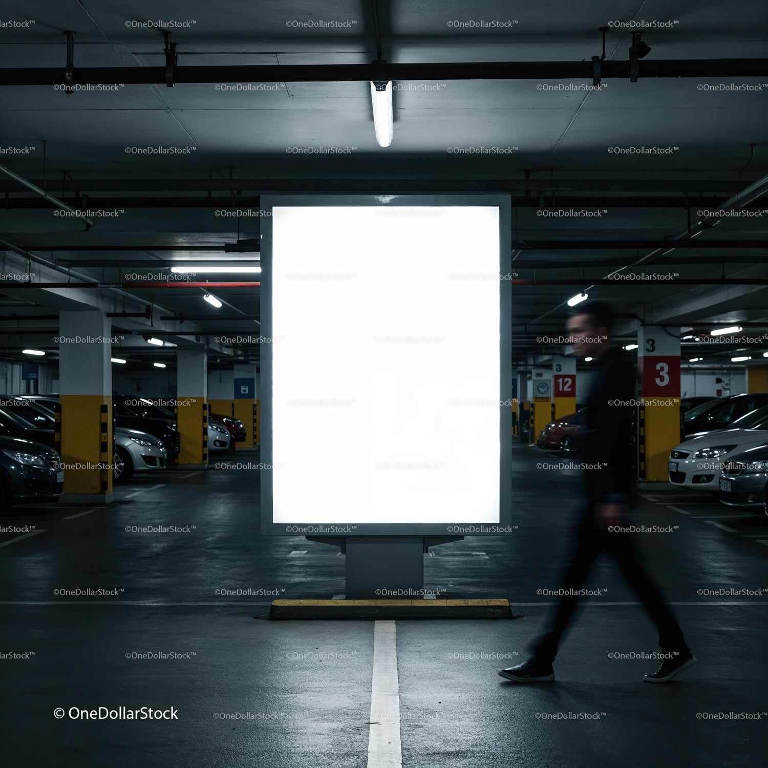 Mężczyzna przechodzący obok oświetlonego billboardu w garażu