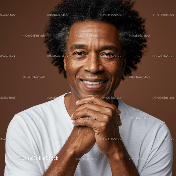 Zbliżenie uśmiechniętego szczęśliwego mężczyzny z afro do fotografii portretowej
