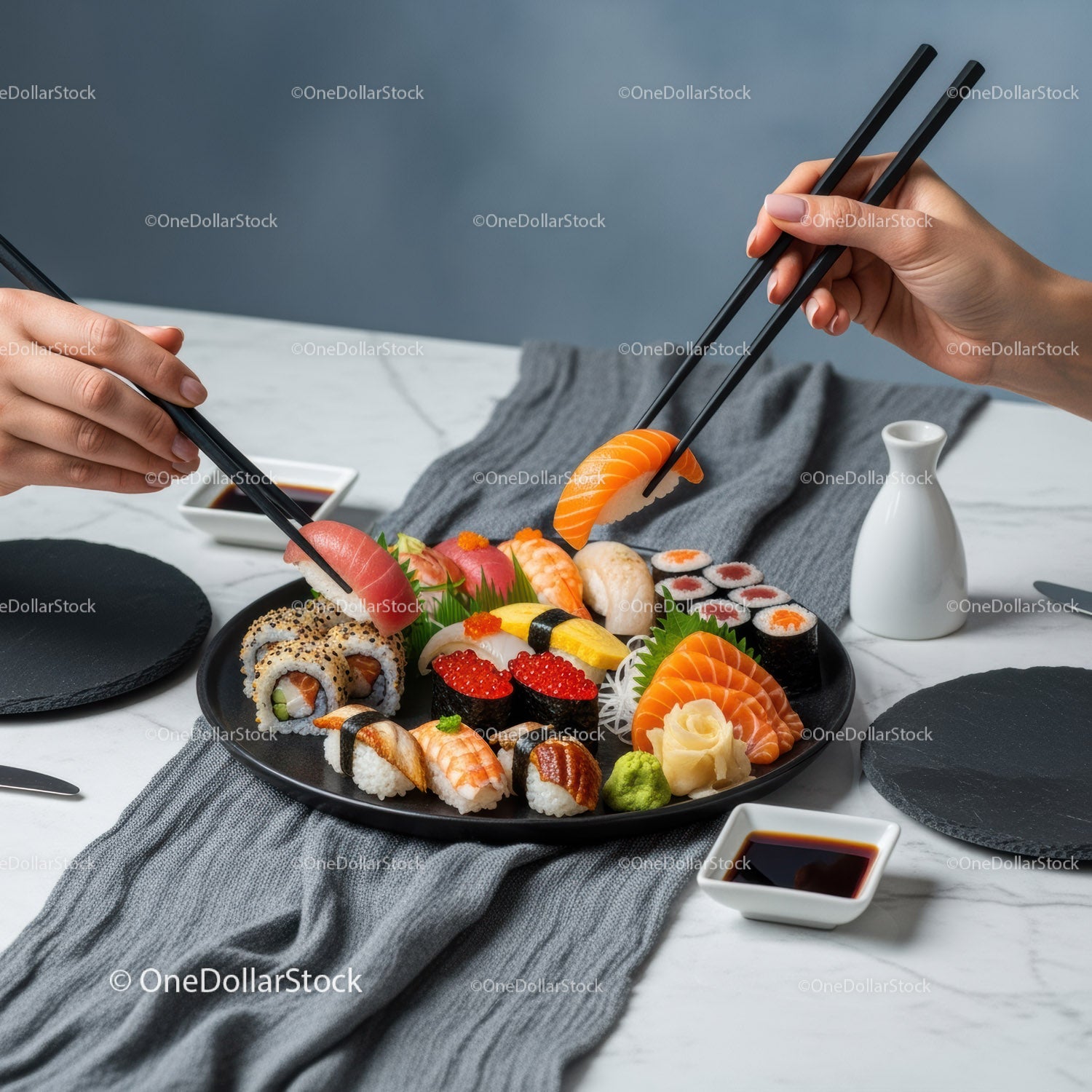 Kolorowy talerz sushi z łososiem, węgorzem i ikrą rybną na czarnych talerzach