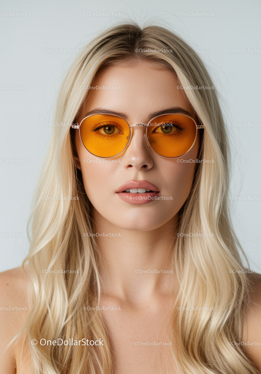 Stylowa kobieta w żółtych okularach przeciwsłonecznych i blond włosach