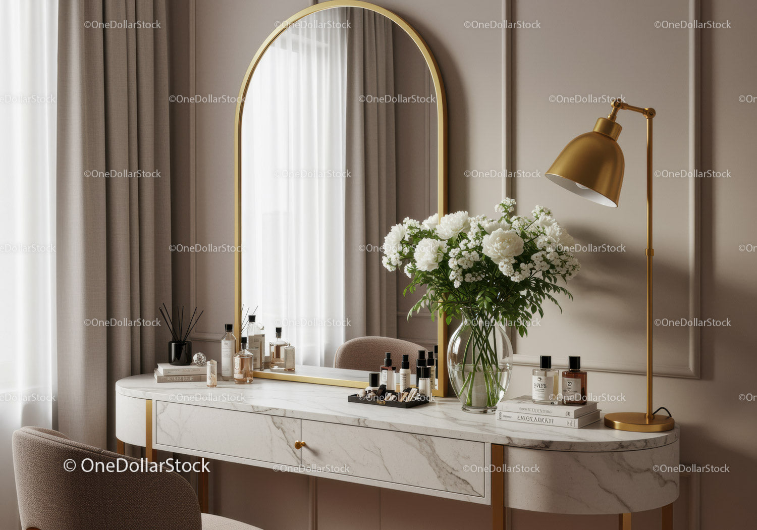 Elegancka toaletka z dekoracją kwiatową i złotą lampą