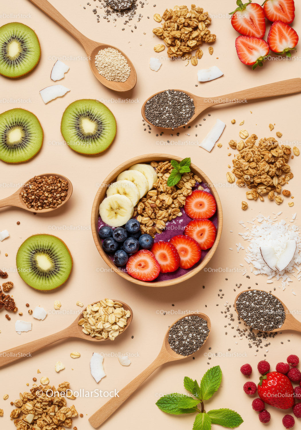 Kolorowa miska smoothie ze świeżymi owocami i granolą