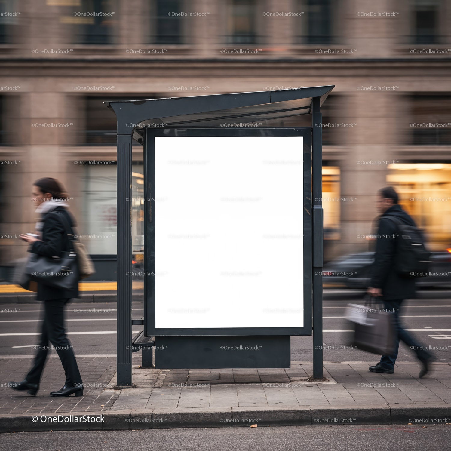 Pusty billboard na zatłoczonym przystanku autobusowym z pasażerami
