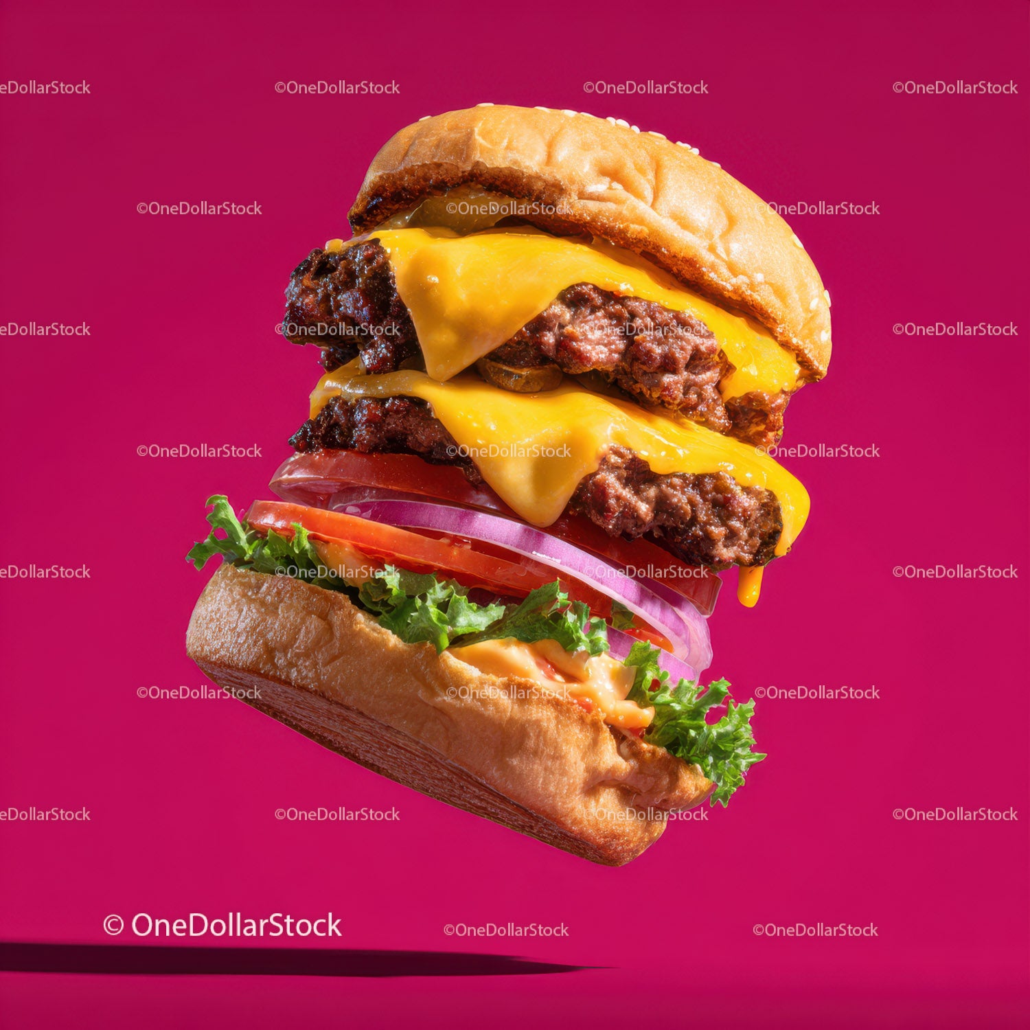 Soczysty cheeseburger z boczkiem i świeżymi warzywami na różowym tle
