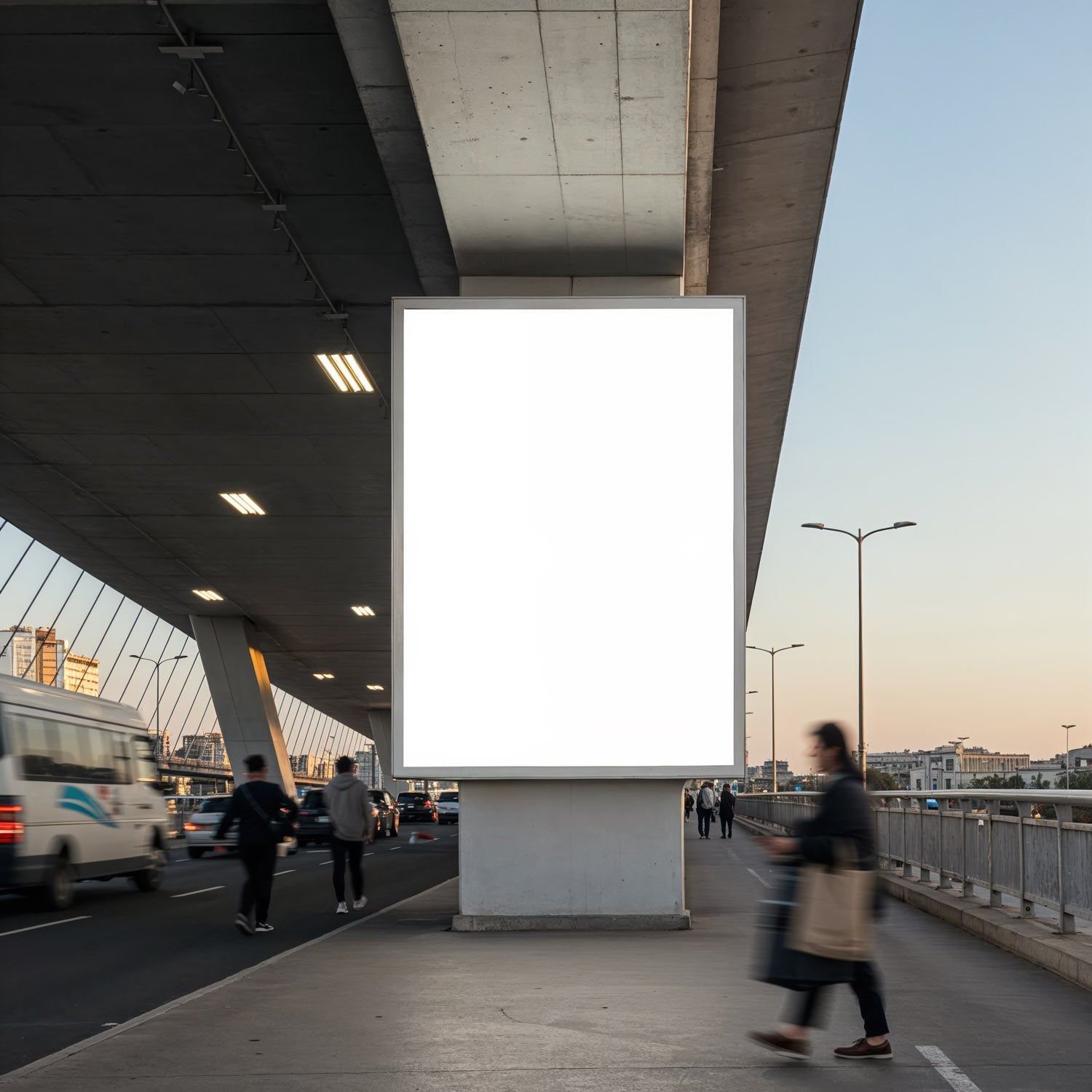 Pusty, biały billboard pod miejskim mostem o zmierzchu