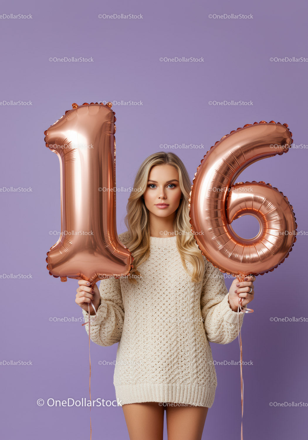 Młoda kobieta trzymająca 16 różowo-złotych balonów na fioletowym tle