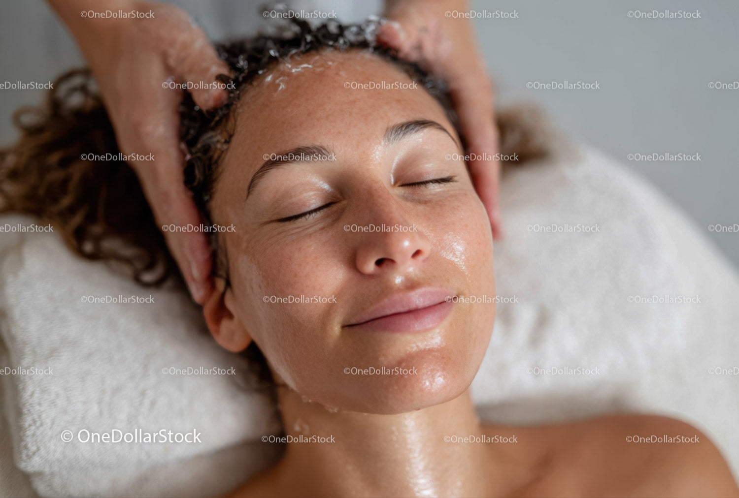 Relaksujący masaż twarzy z kobietą leżącą spokojnie w spa