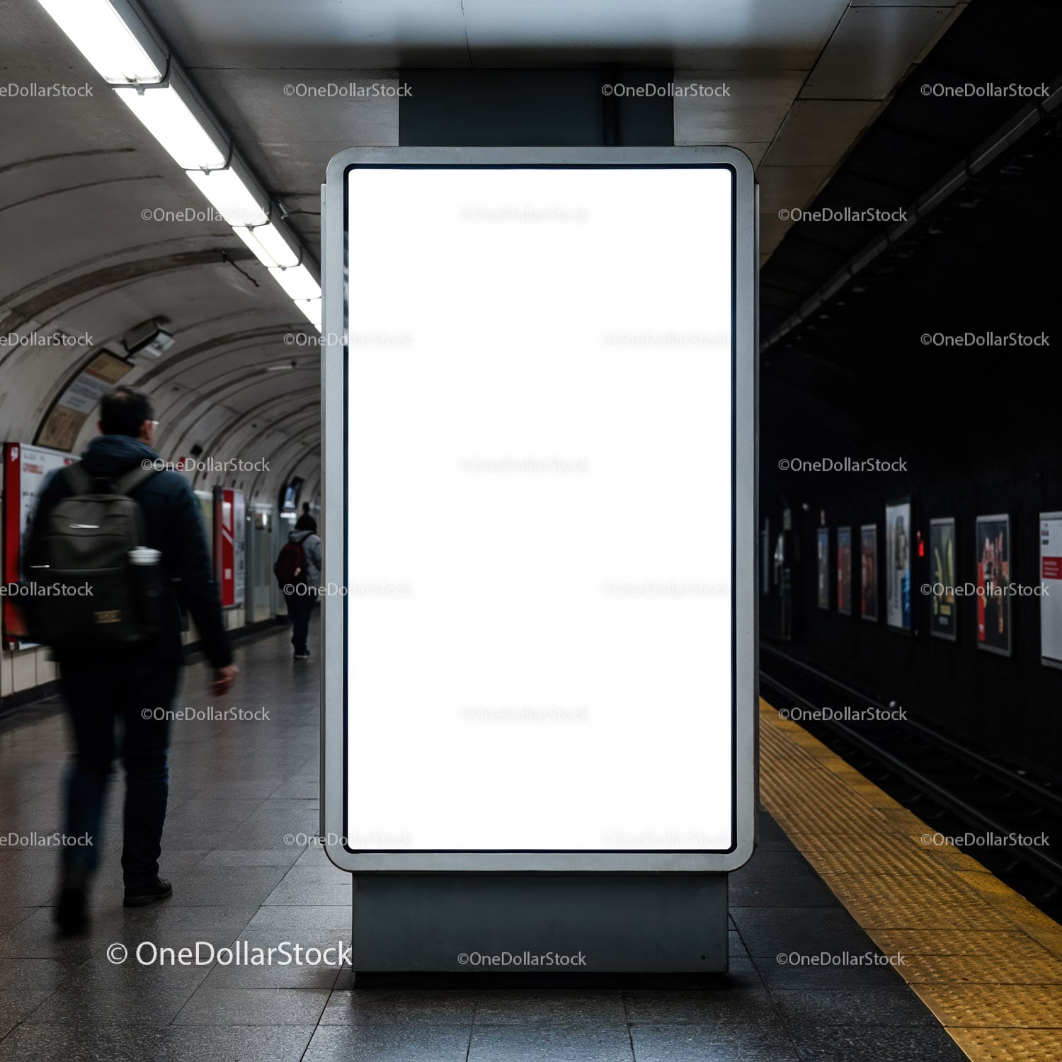 Pusta tablica reklamowa na ruchliwej stacji metra
