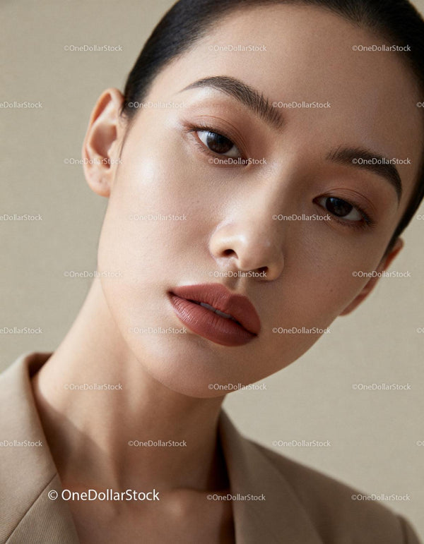 Zbliżenie portret naturalnego piękna z nieskazitelną skórą