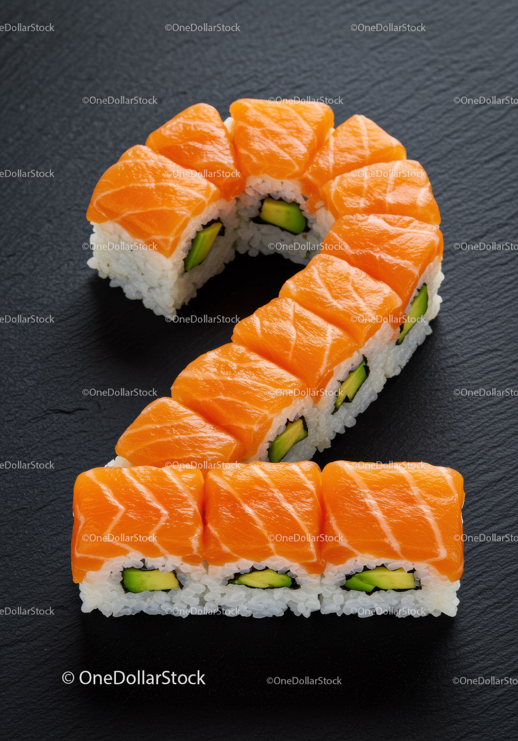 Sushi w rolkach z łososiem i awokado w kształcie numeru dwa